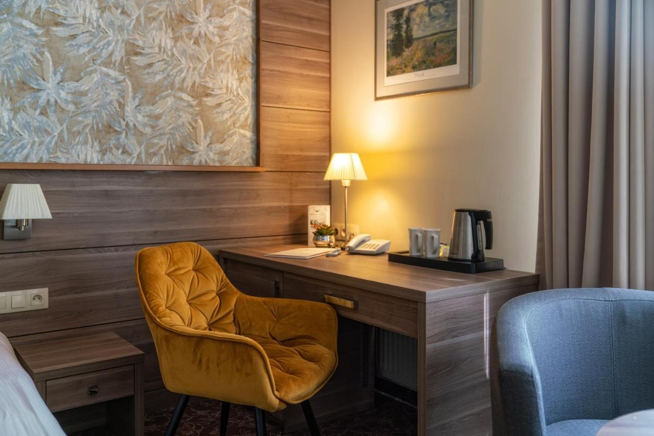 Korona Hotel Ostroleka  Buitenkant foto