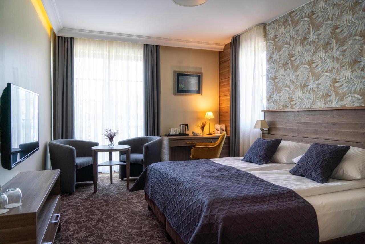 Korona Hotel Ostroleka  Buitenkant foto