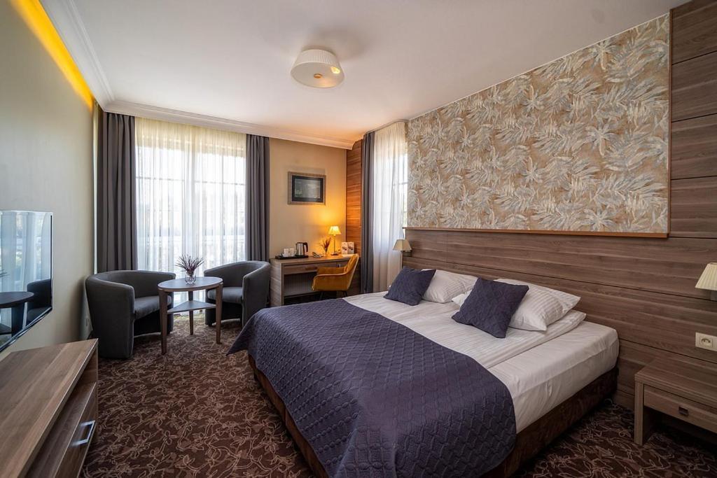 Korona Hotel Ostroleka  Buitenkant foto