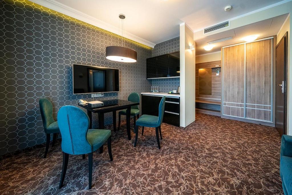 Korona Hotel Ostroleka  Buitenkant foto