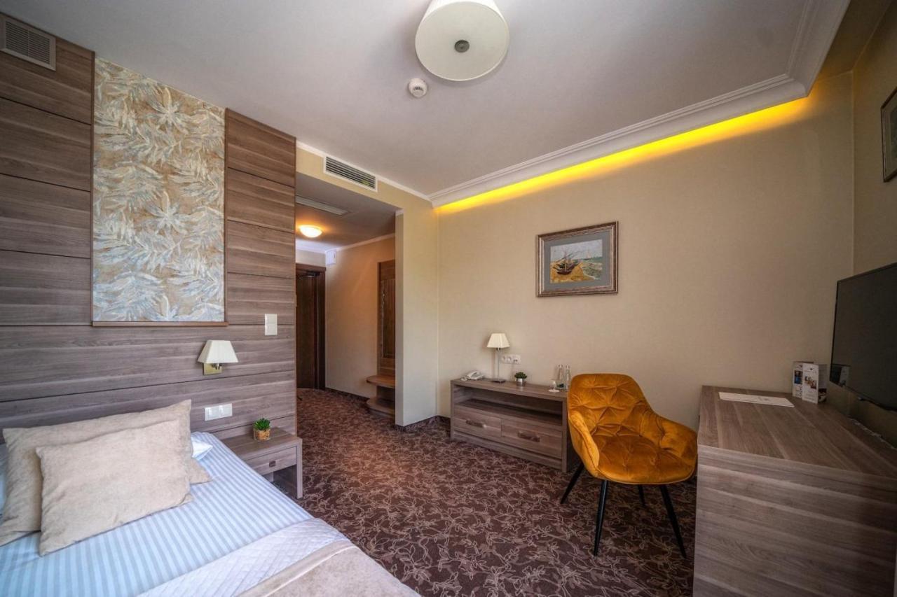 Korona Hotel Ostroleka  Buitenkant foto