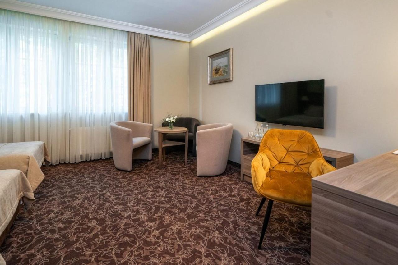 Korona Hotel Ostroleka  Buitenkant foto