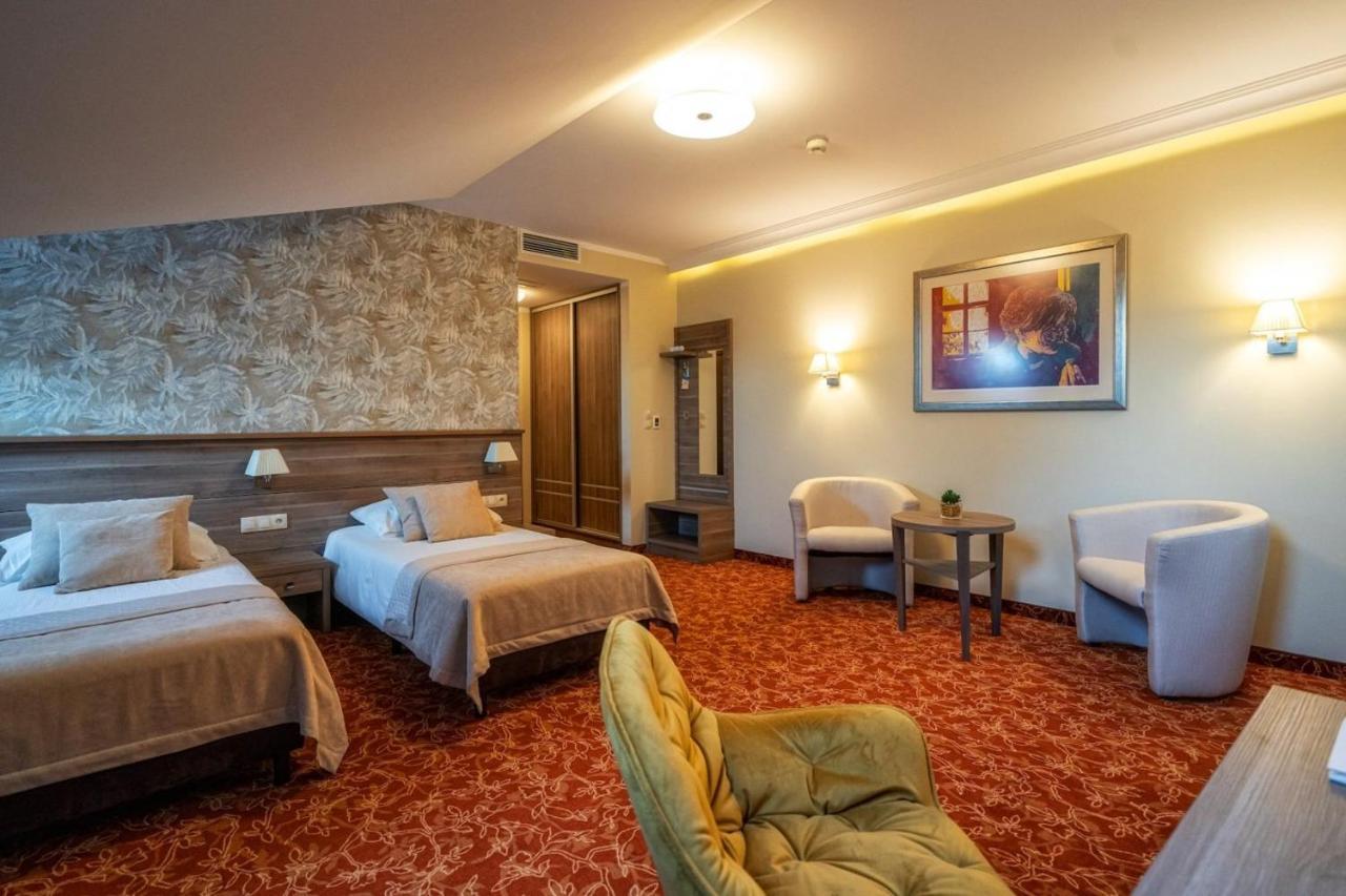 Korona Hotel Ostroleka  Buitenkant foto
