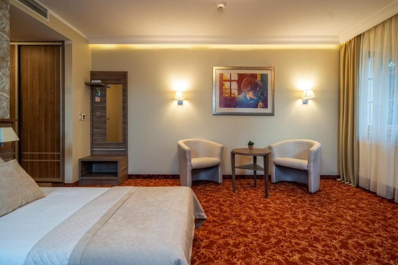 Korona Hotel Ostroleka  Buitenkant foto